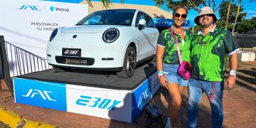 Siente la energía del JAC E30X en Magnitud Carnavalera 2026: movilidad eléctrica y diversión segura