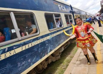 Con entusiasmo y música partió hoy el Tren Carnavalero rumbo a Oruro